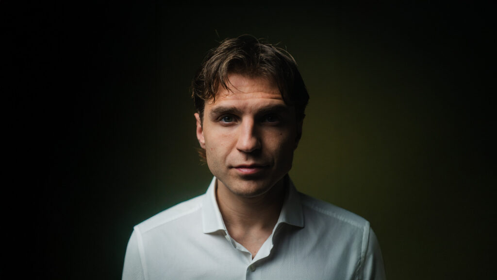 Porträt von Alan Lasgi, Schauspieler, in ruhiger, natürlicher Inszenierung